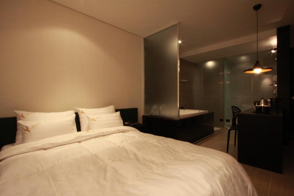Shinchon Y Hotel *