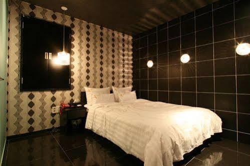 Shinchon Y Hotel