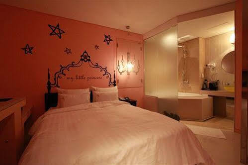 Shinchon Y Hotel *